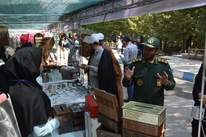 تصاویر/بازدید فرمانده ناحیه مقاومت بسیج شازند از نمایشگاه محصولات اقتصاد مقاومتی