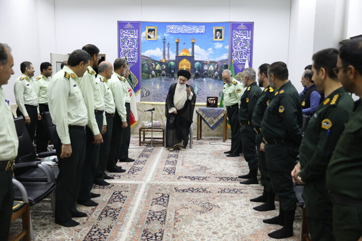 تصاویر/ دیدار فرمانده انتظامی استان قم به همراه رؤسای کلانتری‌ها و فرماندهان پاسگاه‌های استان با آیت الله حسینی بوشهری