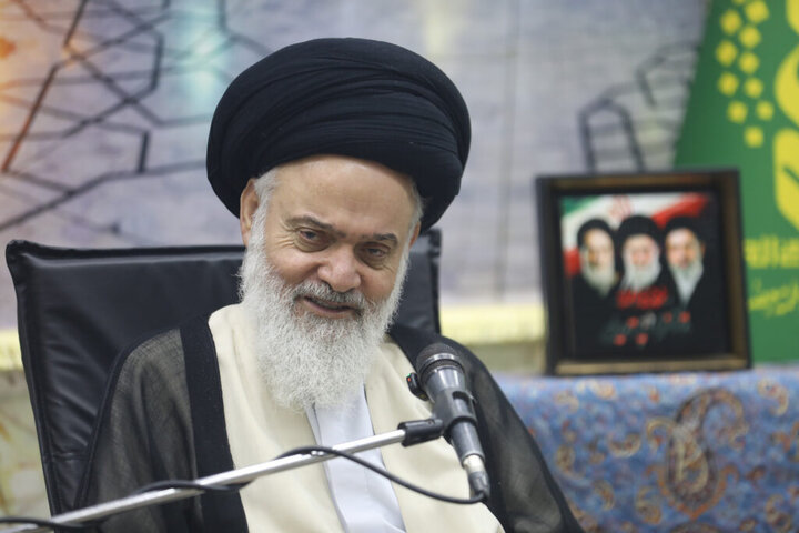 تصاویر/ دیدار فرمانده انتظامی استان قم به همراه رؤسای کلانتری‌ها و فرماندهان پاسگاه‌های استان با آیت الله حسینی بوشهری