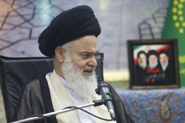 تصاویر/ دیدار فرمانده انتظامی استان قم به همراه رؤسای کلانتری‌ها و فرماندهان پاسگاه‌های استان با آیت الله حسینی بوشهری