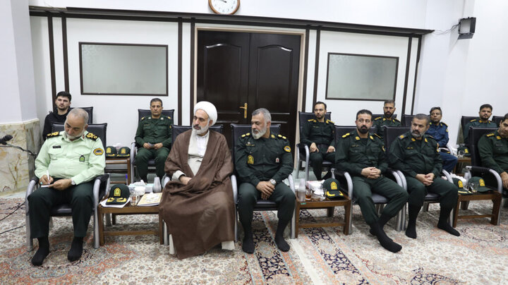 تصاویر/ دیدار فرمانده انتظامی استان قم به همراه رؤسای کلانتری‌ها و فرماندهان پاسگاه‌های استان با آیت الله حسینی بوشهری
