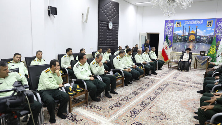 تصاویر/ دیدار فرمانده انتظامی استان قم به همراه رؤسای کلانتری‌ها و فرماندهان پاسگاه‌های استان با آیت الله حسینی بوشهری