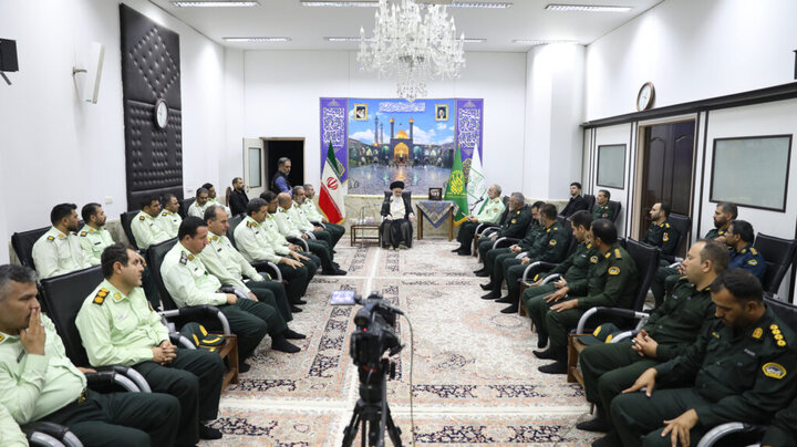 تصاویر/ دیدار فرمانده انتظامی استان قم به همراه رؤسای کلانتری‌ها و فرماندهان پاسگاه‌های استان با آیت الله حسینی بوشهری