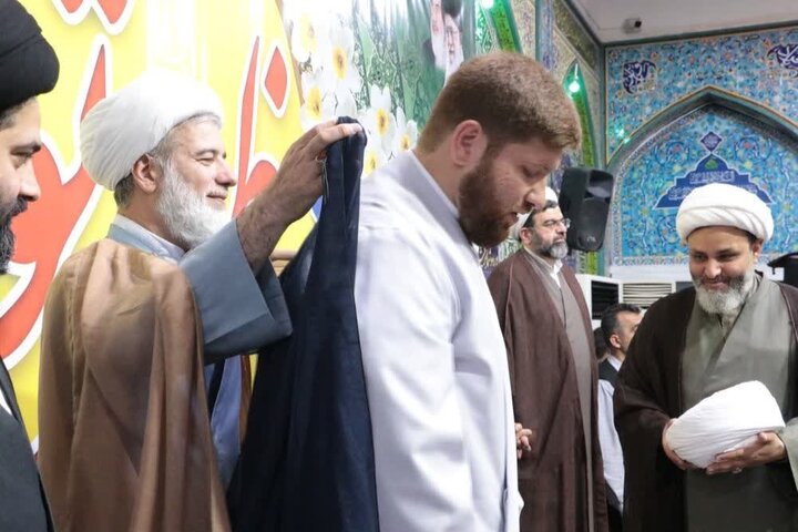 مراسم عمامه گذاری جمعی از طلاب مدرسه علمیه شوشتر
