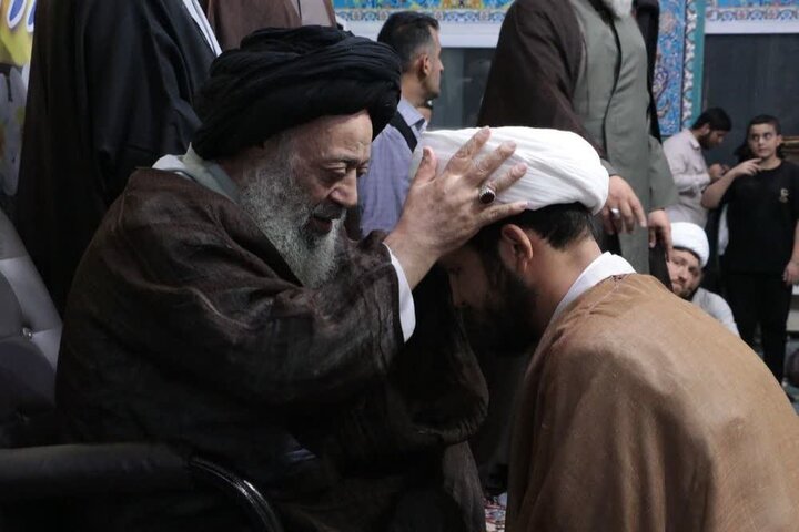 مراسم عمامه گذاری جمعی از طلاب مدرسه علمیه شوشتر

