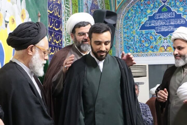 مراسم عمامه گذاری جمعی از طلاب مدرسه علمیه شوشتر
