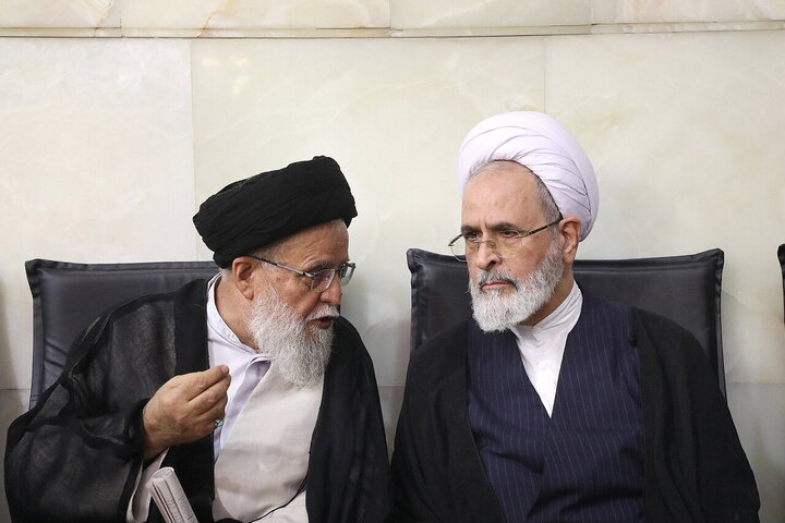 Photos/ Au sanctuaire de Fatima al-Massouma, Qom rend hommage au grand Ayatollah Shobeiri Zanjani