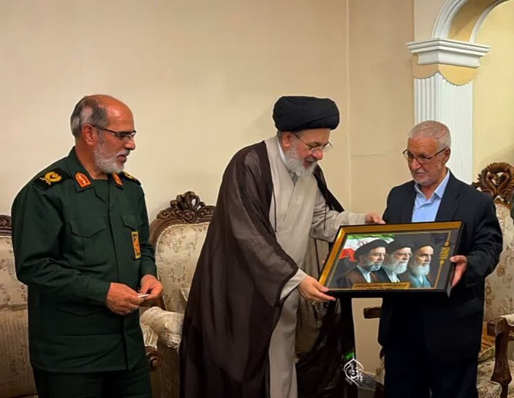 تصاویر / دیدار مسئولان آذربایجان شرقی با حاج جعفر رضایی؛ روایت مجاهدت‌ها چراغ راه نسل جوان