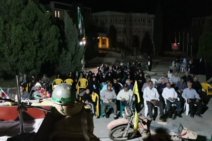 تصاویر/برگزاری مراسم معنوی «شبی با شهدا» در جوار شهید گمنام در اراک