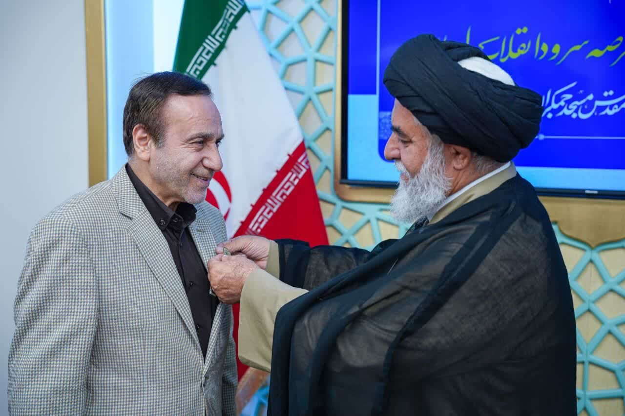 اعطای نشان خادمی مسجد جمکران به محمد گلریز + عکس
