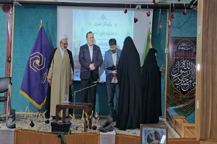 تجلیل از برگزیدگان کشوری جشنواره بانوی کرامت در یزد
