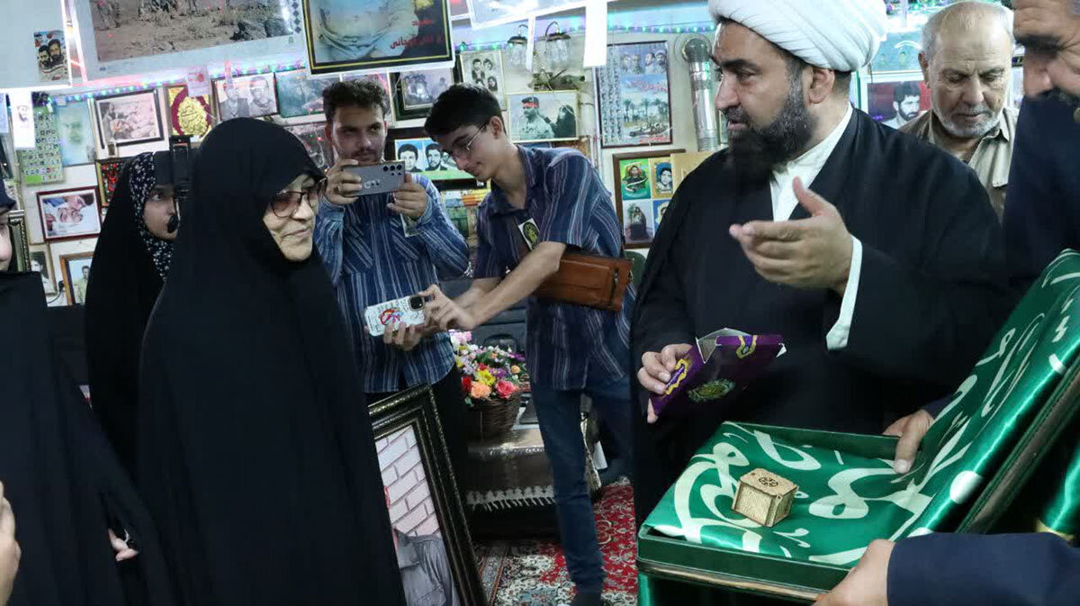 دیدار سفیران کریمه با خانواده ۲۲ شهید استان اصفهان