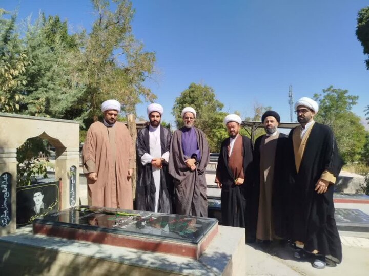 تصاویر/عطرافشانی گلزار شهدای دلفان با حضور اساتید مدرسه علمیه بقیه الله الاعظم(عج)شهرستان