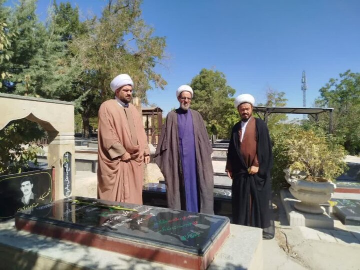 تصاویر/عطرافشانی گلزار شهدای دلفان با حضور اساتید مدرسه علمیه بقیه الله الاعظم(عج)شهرستان