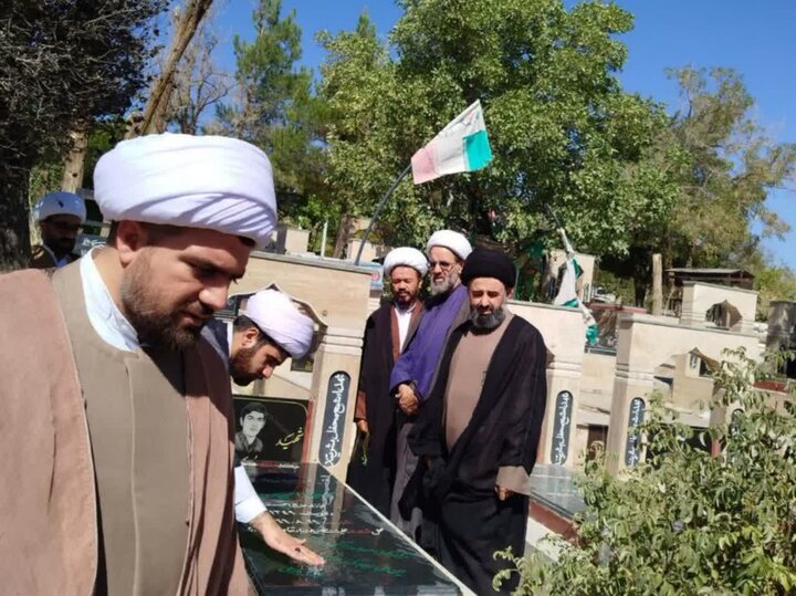 تصاویر/عطرافشانی گلزار شهدای دلفان با حضور اساتید مدرسه علمیه بقیه الله الاعظم(عج)شهرستان