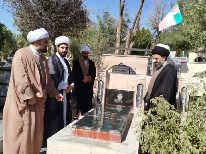 تصاویر/عطرافشانی گلزار شهدای دلفان با حضور اساتید مدرسه علمیه بقیه الله الاعظم(عج)شهرستان