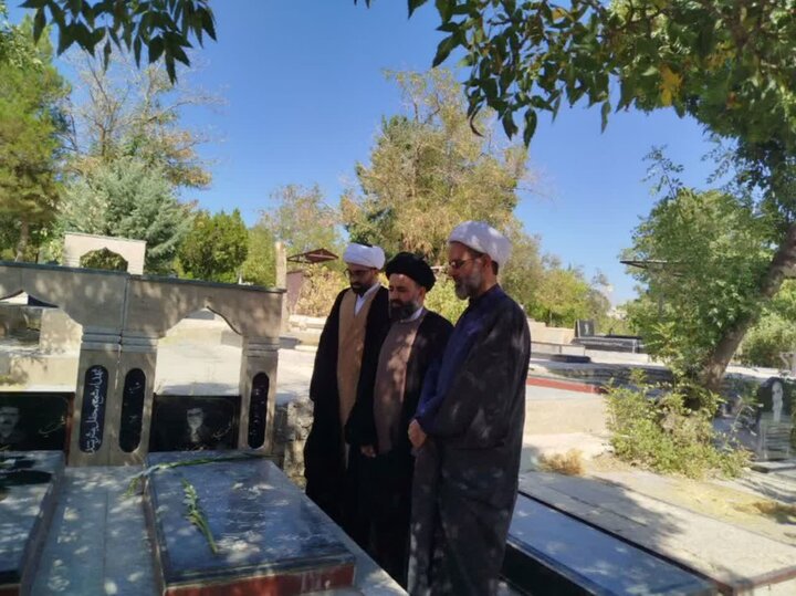 تصاویر/عطرافشانی گلزار شهدای دلفان با حضور اساتید مدرسه علمیه بقیه الله الاعظم(عج)شهرستان