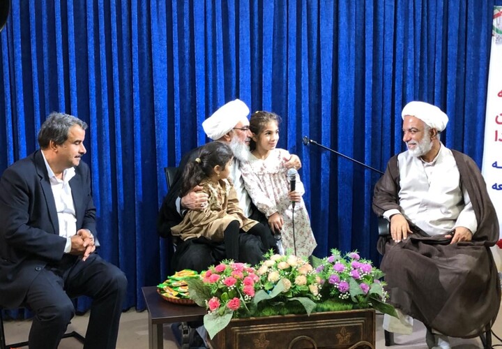 فیلم| دیدار صمیمانه امام جمعه بوشهر با خانواده‌های معظم شهدا