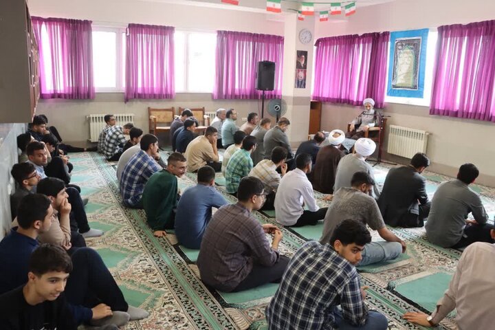 تصاویر/ حضور نماینده ولی فقیه مازندران در جمع دانش‌آموزان مدرسه پسرانه علوم و معارف اسلامی ساری