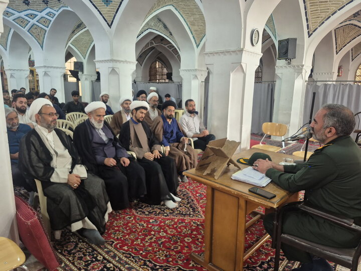 تصاویر/ بزرگداشت ارتحال آیت‌الله‌العظمی شبیری زنجانی و گرامیداشت هفته دفاع مقدس در مدارس علمیه کاشان