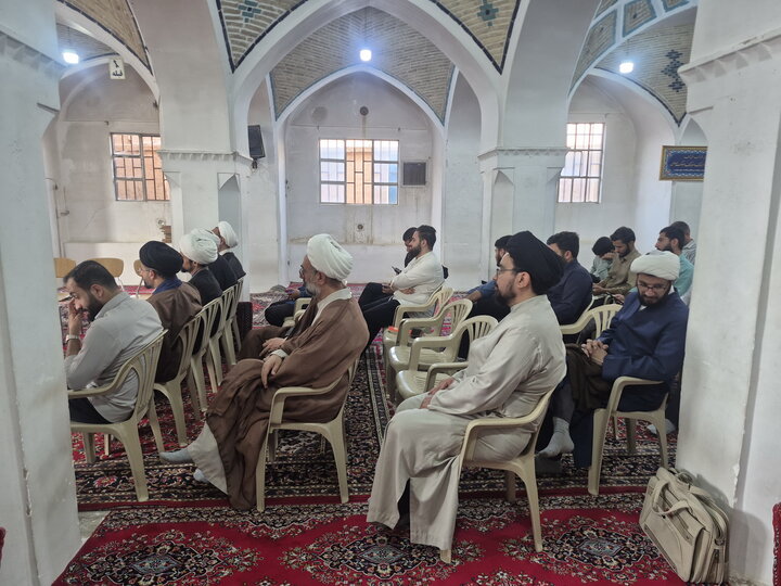 تصاویر/ بزرگداشت ارتحال آیت‌الله‌العظمی شبیری زنجانی و گرامیداشت هفته دفاع مقدس در مدارس علمیه کاشان