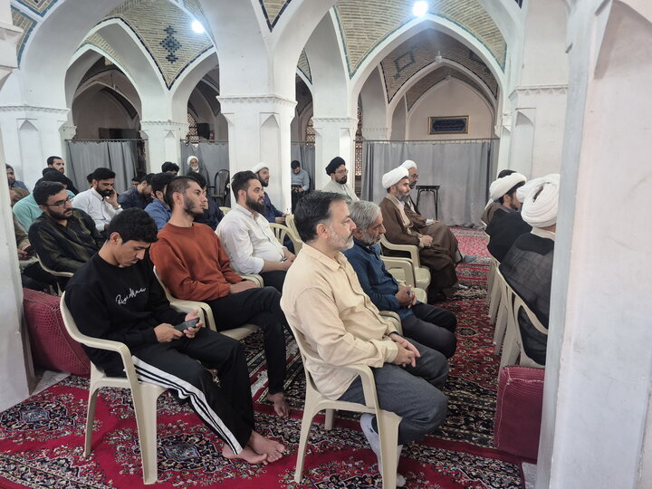 تصاویر/ بزرگداشت ارتحال آیت‌الله‌العظمی شبیری زنجانی و گرامیداشت هفته دفاع مقدس در مدارس علمیه کاشان