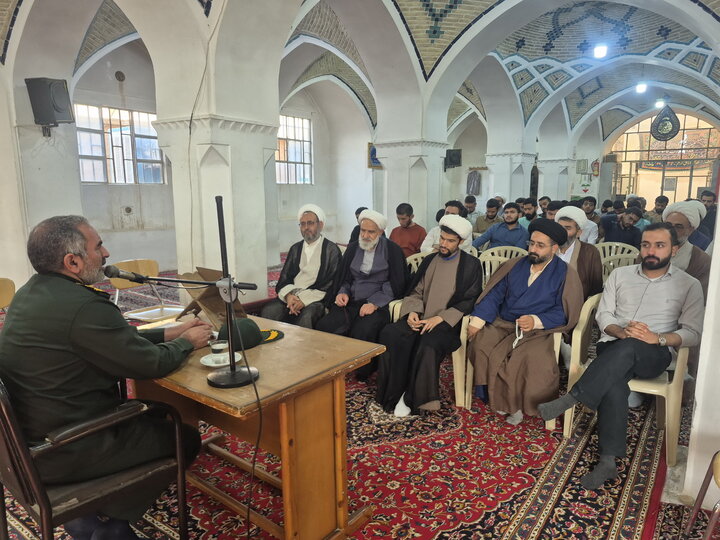 تصاویر/ بزرگداشت ارتحال آیت‌الله‌العظمی شبیری زنجانی و گرامیداشت هفته دفاع مقدس در مدارس علمیه کاشان