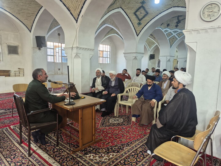 تصاویر/ بزرگداشت ارتحال آیت‌الله‌العظمی شبیری زنجانی و گرامیداشت هفته دفاع مقدس در مدارس علمیه کاشان