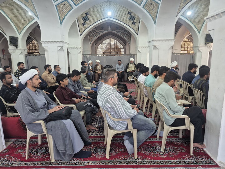 تصاویر/ بزرگداشت ارتحال آیت‌الله‌العظمی شبیری زنجانی و گرامیداشت هفته دفاع مقدس در مدارس علمیه کاشان