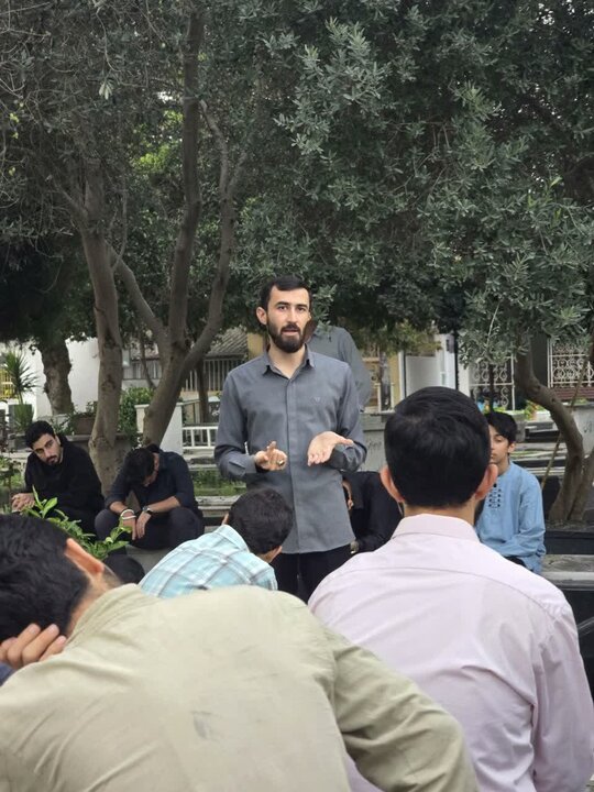 تصاویر/ برگزاری مراسم زیارت عاشورا در گلزار شهدا با همراهی طلاب مدرسه علمیه روحیه بابل