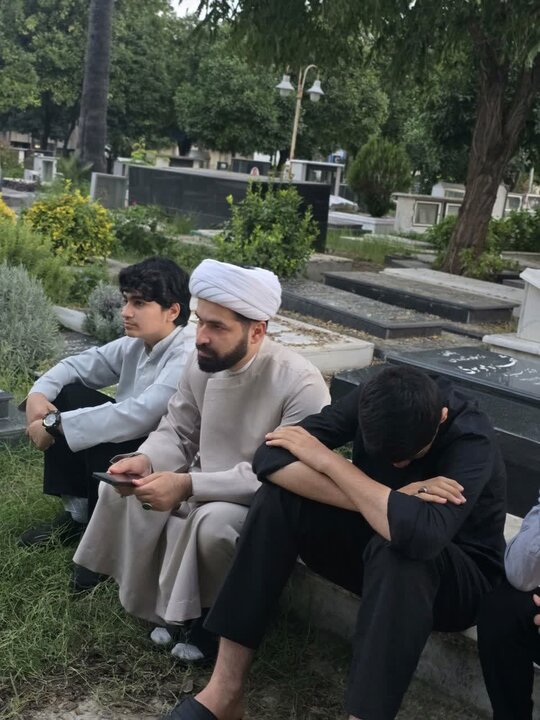 تصاویر/ برگزاری مراسم زیارت عاشورا در گلزار شهدا با همراهی طلاب مدرسه علمیه روحیه بابل