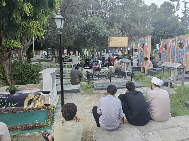 تصاویر/ برگزاری مراسم زیارت عاشورا در گلزار شهدا با همراهی طلاب مدرسه علمیه روحیه بابل
