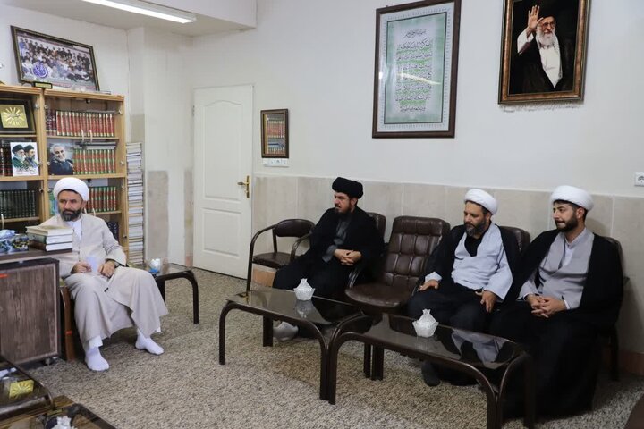 تصاویر/ نشست مدیر حوزه علمیه کردستان با مدیر، کادر و اساتید مدرسه علمیه کامیاران