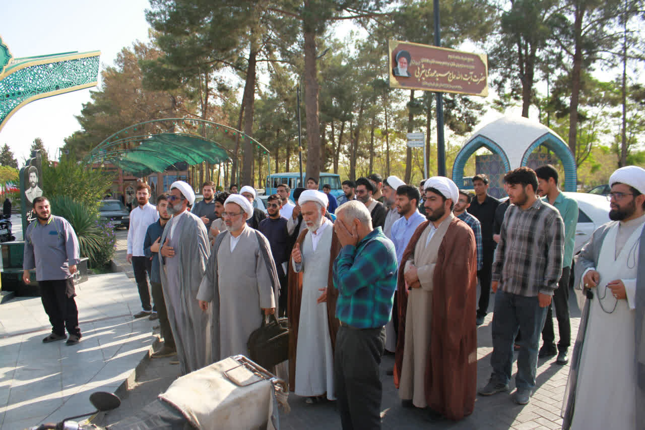 تجدید میثاق طلاب و اساتید مدرسه علمیه دارالعلم اسلامی آیت‌الله اعتمادی کاشان با شهیدان