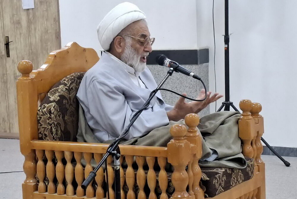 نظام اسلامی ایران با خون شهدا استحکام یافته است     