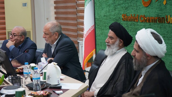 نشست متولیان دانشگاه شهید چمران اهواز با نماینده ولی فقیه در خوزستان