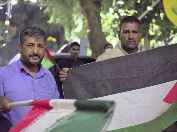 تصاویر/ پرچم گردانی  طلاب و روحانیون در محل گلزار شهدای گمنام شهرستان ریگان