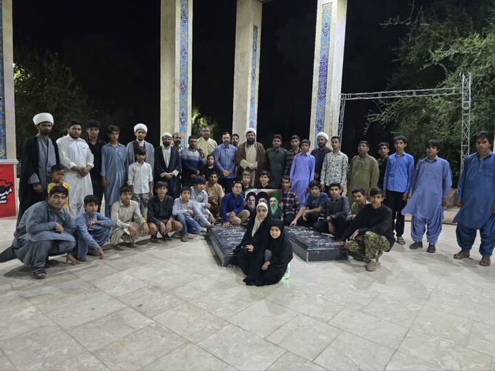 تصاویر/ پرچم گردانی  طلاب و روحانیون در محل گلزار شهدای گمنام شهرستان ریگان
