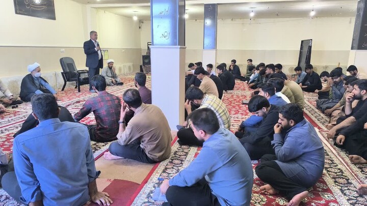 تصاویر/ مراسم پاسداشت هفته دفاع مقدس در مدرسه علمیه امام صادق (ع) شهرستان جیرفت