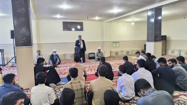 تصاویر/ مراسم پاسداشت هفته دفاع مقدس در مدرسه علمیه امام صادق (ع) شهرستان جیرفت