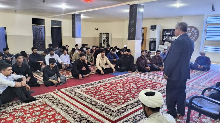تصاویر/ مراسم پاسداشت هفته دفاع مقدس در مدرسه علمیه امام صادق (ع) شهرستان جیرفت