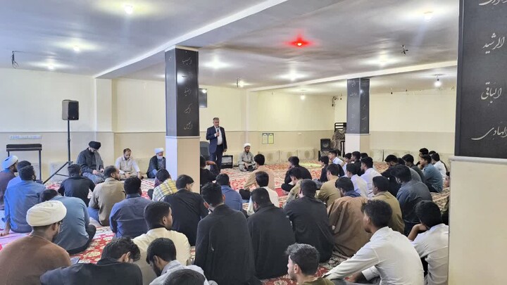 تصاویر/ مراسم پاسداشت هفته دفاع مقدس در مدرسه علمیه امام صادق (ع) شهرستان جیرفت