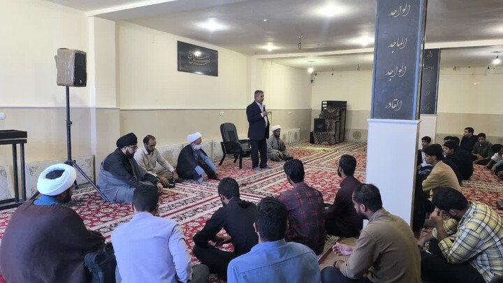تصاویر/ مراسم پاسداشت هفته دفاع مقدس در مدرسه علمیه امام صادق (ع) شهرستان جیرفت