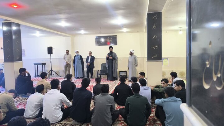 تصاویر/ مراسم پاسداشت هفته دفاع مقدس در مدرسه علمیه امام صادق (ع) شهرستان جیرفت