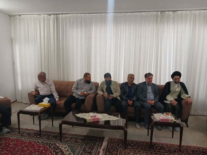 تصاویر/دیدار امام جمعه کاشان با تعدادی از خانواده‌های شهدا
