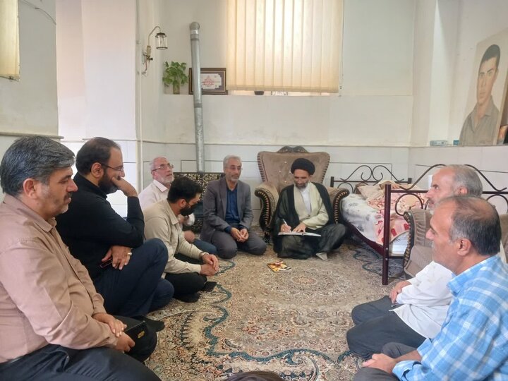تصاویر/دیدار امام جمعه کاشان با تعدادی از خانواده‌های شهدا