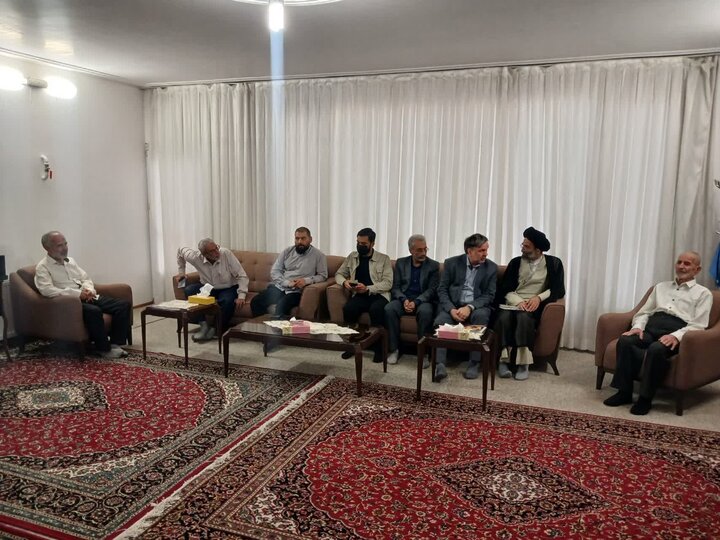 تصاویر/دیدار امام جمعه کاشان با تعدادی از خانواده‌های شهدا