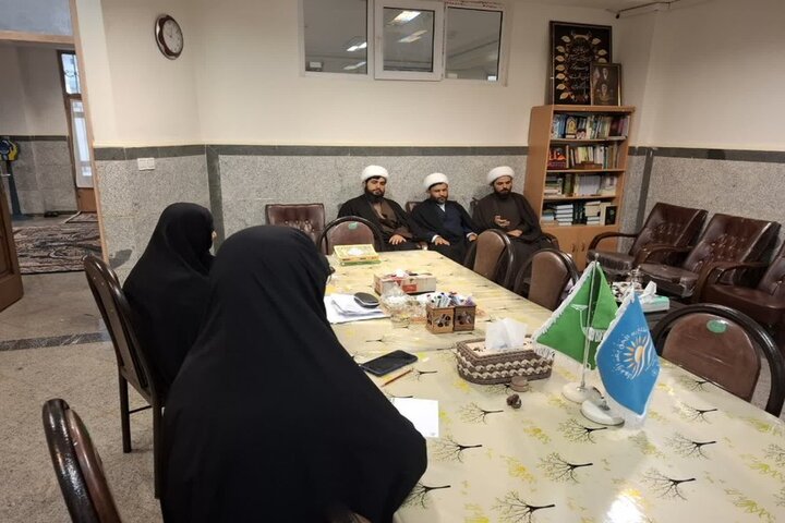 بررسی مطالبات طلاب مدرسه علمیه کوثر تویسرکان در دیدار با مدیر مرکز خدمات همدان