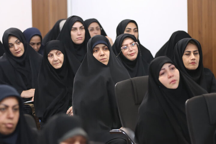تصاویر/ دیدار جمعی از مادران و همسران شهدا با نماینده ولی‌فقیه مازندران به‌مناسبت هفته دفاع مقدس