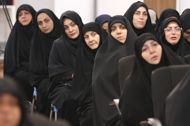 تصاویر/ دیدار جمعی از مادران و همسران شهدا با نماینده ولی‌فقیه مازندران به‌مناسبت هفته دفاع مقدس